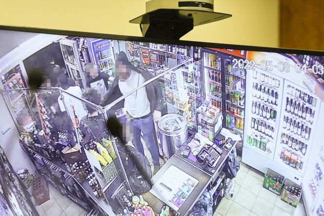 Co widać na nagraniu ataku nożem na Nowym Świecie? Sąd odtworzył szokujący materiał