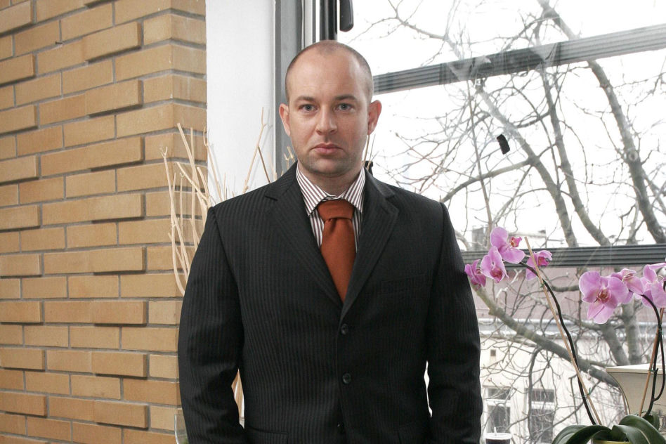 Od amanta z „Magdy M.” do twardziela z brodą. Tak przez lata zmieniał się Szymon Bobrowski