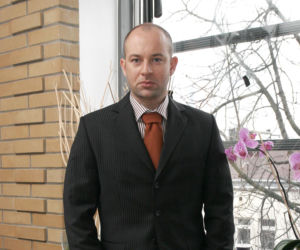 Od amanta z „Magdy M.” do twardziela z brodą. Tak przez lata zmieniał się Szymon Bobrowski