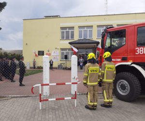 Dąbrówka Stany, gmina Skórzec: nowym wozem strażackim, po nowej drodze, do nowej szkoły