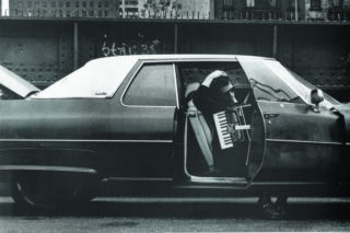 Był rock'n'rollowym Charlesem Bukowskim. Dlaczego Tom Waits śpiewał o pijakach i wyrzutkach?