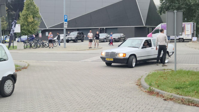Prawdziwe motoryzacyjne perełki pod Torbydem! Bydgoskie Klasyki Nocą znów zachwyciły