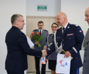 Powitanie ze sztandarem. Policjanci z Torunia mają nową panią komendant