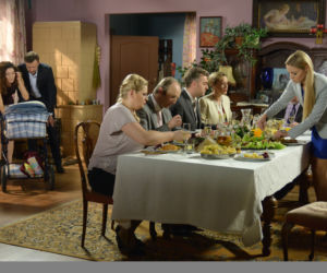 Pierwsza miłość. Kazanowa (Elżbieta Romanowska), Seweryn (Mirosław Kropielnicki), Emilka (Julia Pogrebińska), Norbert (Łukasz Konopka), Kulasowa (Monika Fronczek), Kulas (Marcin Sztabiński)