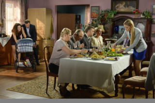 Pierwsza miłość. Kazanowa (Elżbieta Romanowska), Seweryn (Mirosław Kropielnicki), Emilka (Julia Pogrebińska), Norbert (Łukasz Konopka), Kulasowa (Monika Fronczek), Kulas (Marcin Sztabiński)