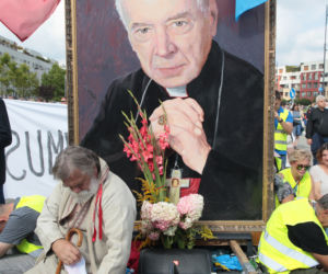 Tłum pielgrzymów w Warszawie. Wierni przybyli na beatyfikację kard. Stefana Wyszyńskiego