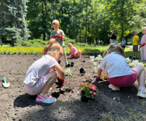 Przedszkolaki z SP 34 ukwieciły Park Miejski w Kielcach
