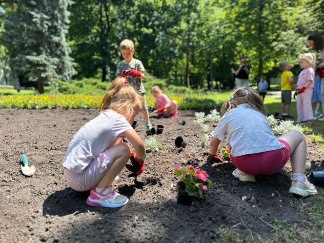 Przedszkolaki z SP 34 ukwieciły Park Miejski w Kielcach