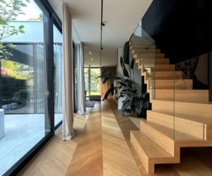 Forrest House to współczesna willa miejska autorstwa JABRAARCHITECTS, zaprojektowana na styku architektury i krajobrazu