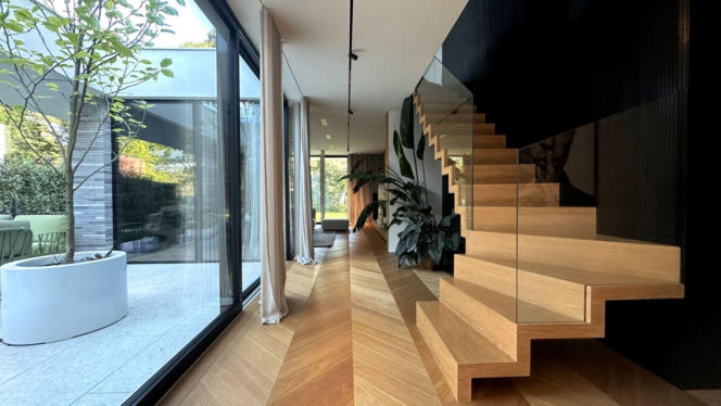 Forrest House to współczesna willa miejska autorstwa JABRAARCHITECTS, zaprojektowana na styku architektury i krajobrazu