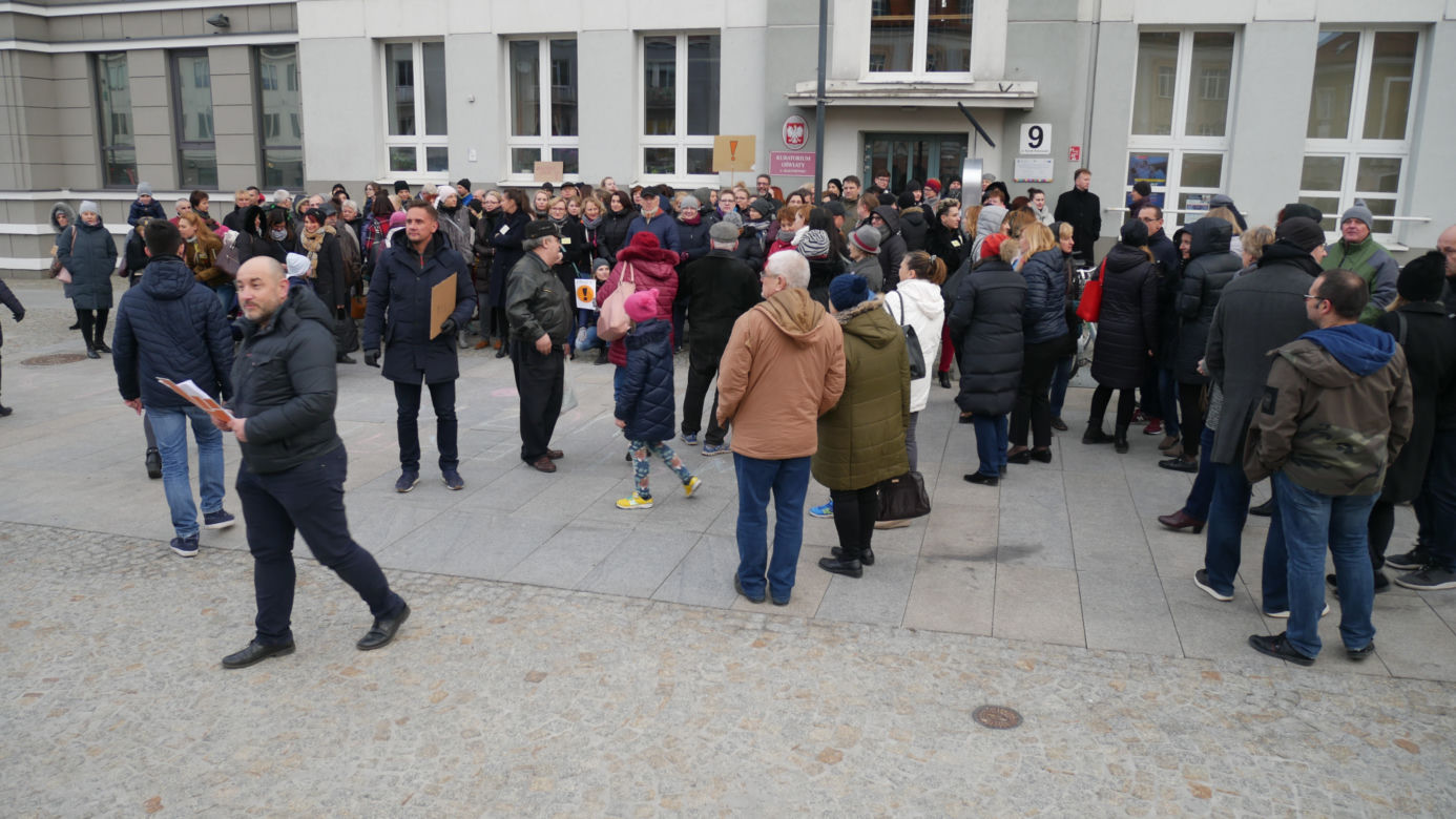 Strajk nauczycieli. Pikieta poparcia przed kuratorium oświaty w Białymstoku