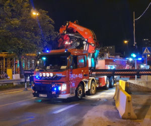 Warszawa. TIR uderzył w stalową belkę pod nowo budowany wiadukt