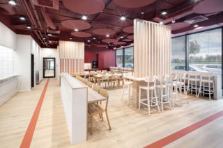 Żeby było ciszej, na podłodze są wykładziny, a na ścianach i sufitach filcowe elementy akustyczne. Nowe biuro Auchan tuż przy magazynach