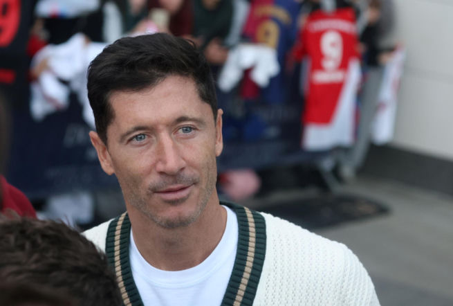 Robert Lewandowski dotarł na zgrupowanie, a tłum oszalał! Od razu zrobiło się gorąco