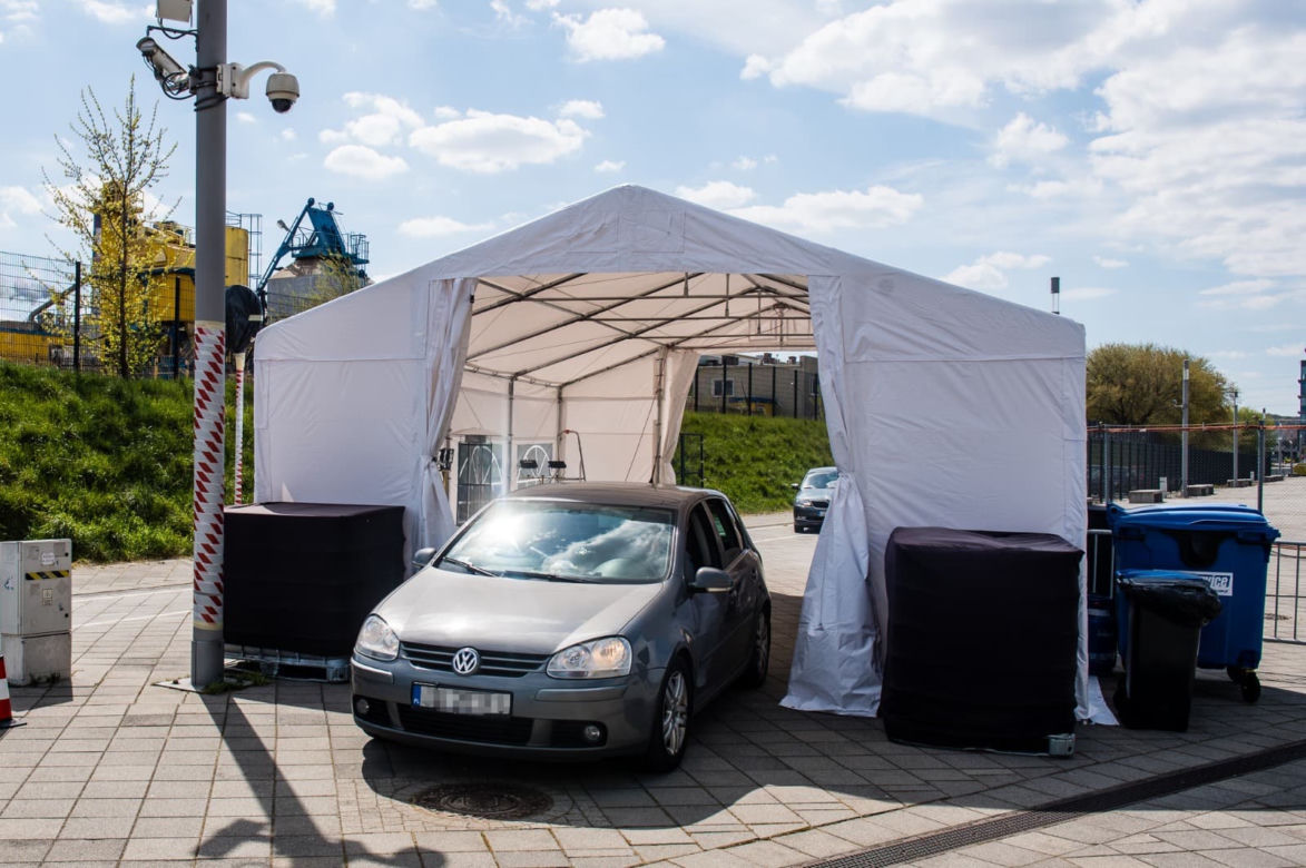 Testy na koronawirusa pod stadionem [ZDJĘCIA]