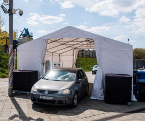 Testy na koronawirusa pod stadionem [ZDJĘCIA]