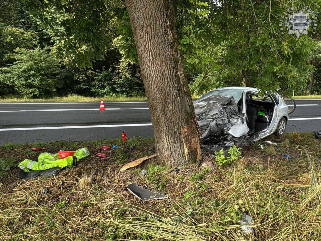 Tragiczny wypadek w powiecie kłobuckim. Kierowca uderzył w drzewo