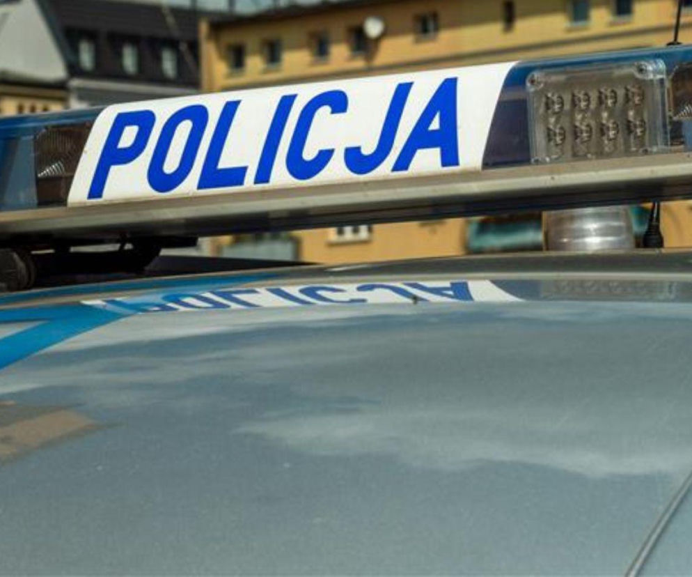 Zamieszkał w aucie, żeby nie płacić alimentów. Policjanci zaskoczyli się, gdy zajrzeli do jego opla