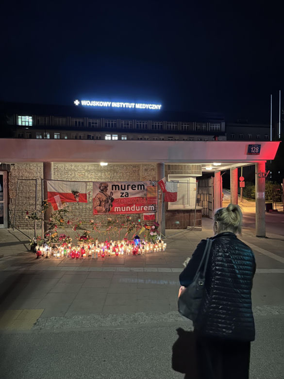 Mieszkańcy Warszawy oddają cześć polskiemu żołnierzowi, który zmarł po ataku na granicy z Białorusią 