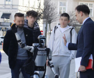 Spotkanie ministra finansów z robotem