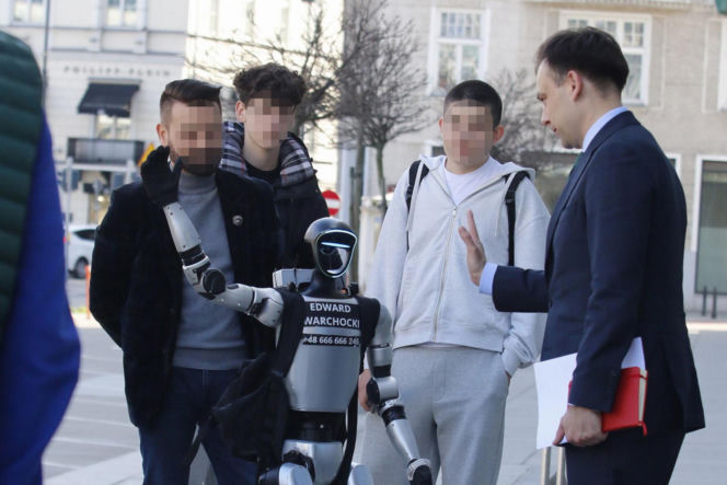 Spotkanie ministra finansów z robotem