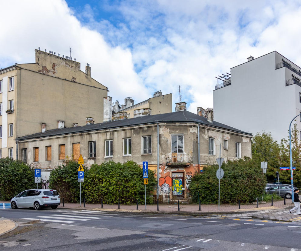 Zniszczona kamienica przy ulicy Opaczewskiej 26 w Warszawie. O losach zabytku przeczytasz w serwisie Architektura.