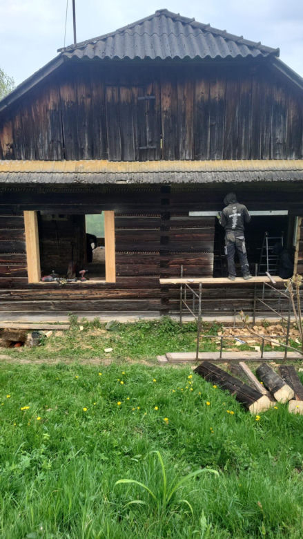 Remont drewnianej chaty w Tropiu (woj. małopolskie)