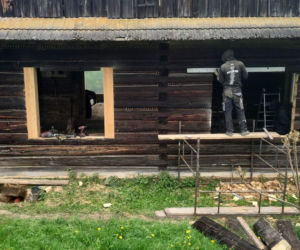 Remont drewnianej chaty w Tropiu (woj. małopolskie)