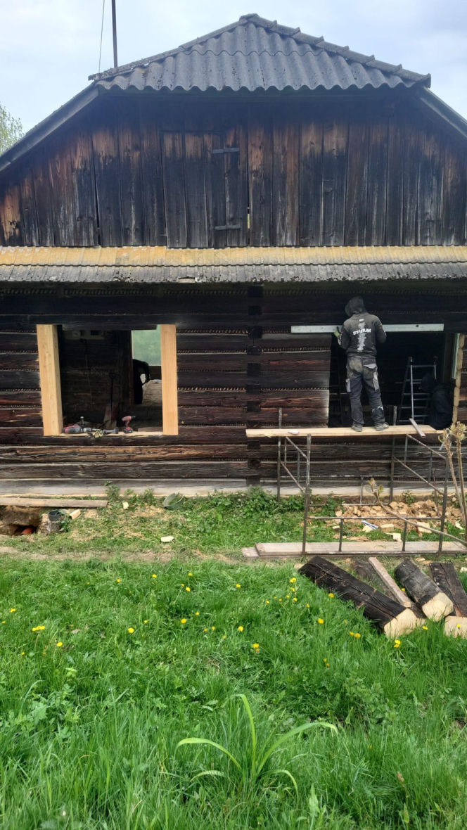Remont drewnianej chaty w Tropiu (woj. małopolskie)