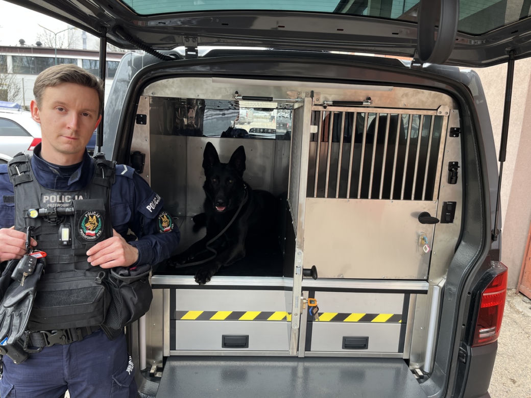 Małopolscy policjanci otrzymali radiowozy służące do przewozu psów służbowych