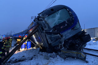 Podlaskie: Wypadek na przejeździe kolejowym. Cysterna wjechała pod pociąg. Sąd skazał kierowcę