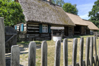 Genialny pomysł na weekendowy wypad. Ten wielkopolski skansen nad jeziorem zachwyca 