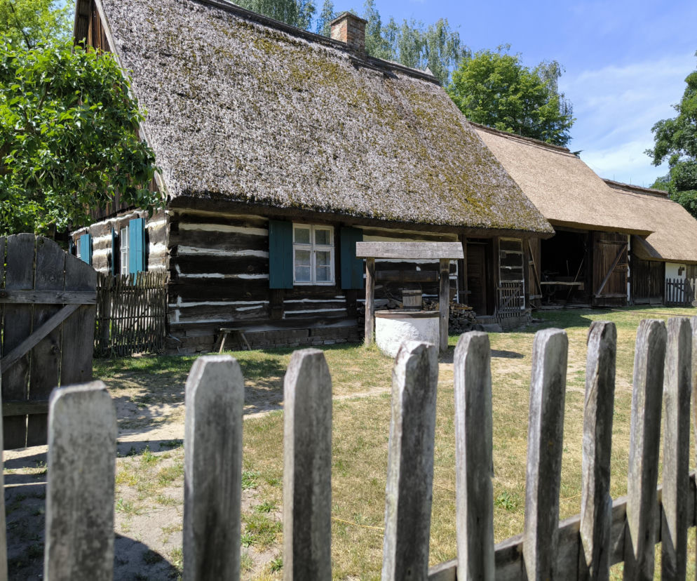 Genialny pomysł na weekendowy wypad. Ten wielkopolski skansen nad jeziorem zachwyca 