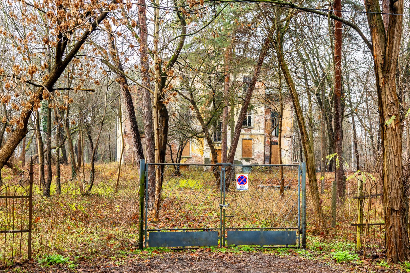 Opuszczona willa w Konstancinie