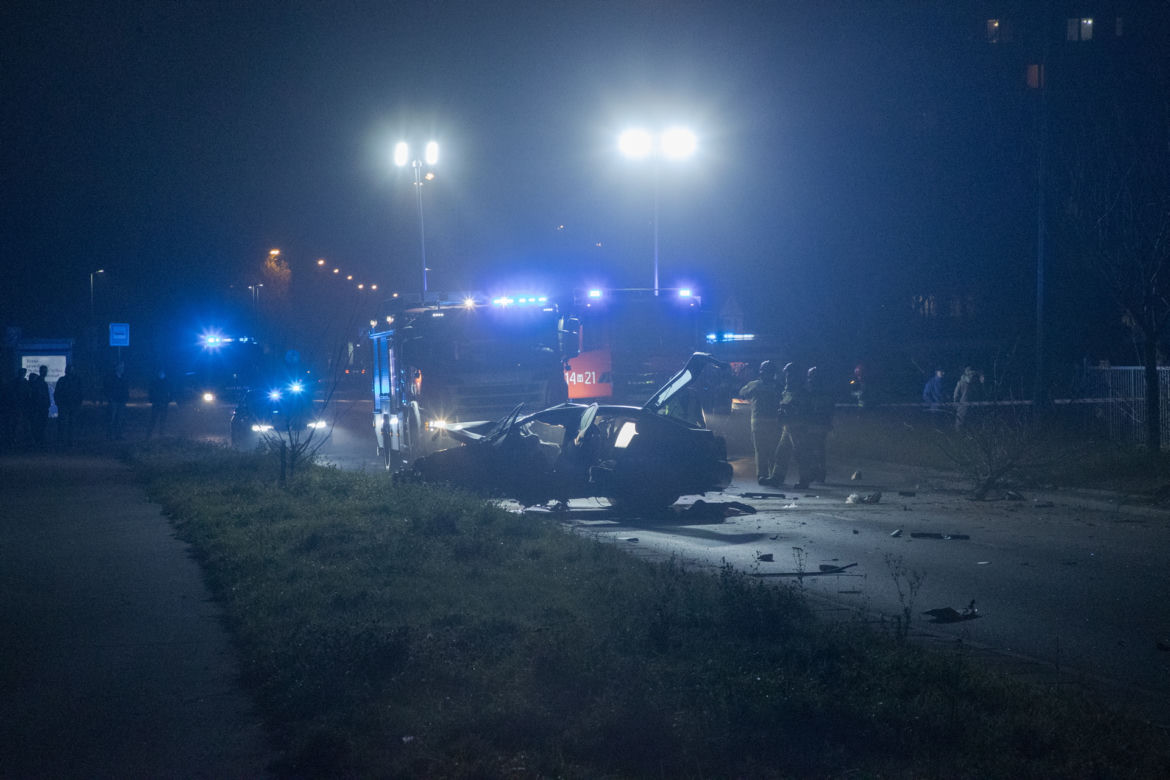Z dwoma promilami wjechał w latarnie i drzewo. Masakra na Mokotowie