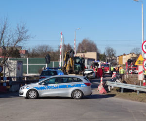 Koszmarny wypadek w Strzemieszycach. Samochód z impetem uderzył w koparkę. Lądował LPR