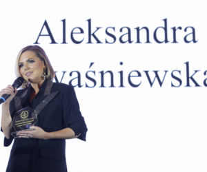 Aleksandra Kwaśniewska w okularach