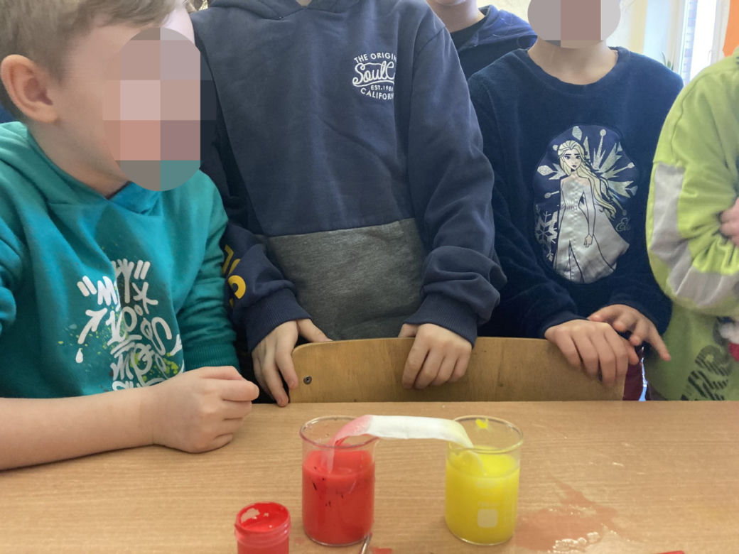 "Poczuj chemię do Jezusa". Kontrowersyjne eksperymenty w toruńskiej szkole.