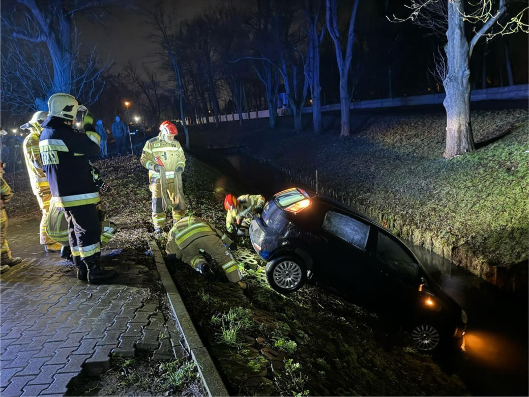 Samochód wpadł do rzeki. Pilna akcja strażaków pod Warszawą 
