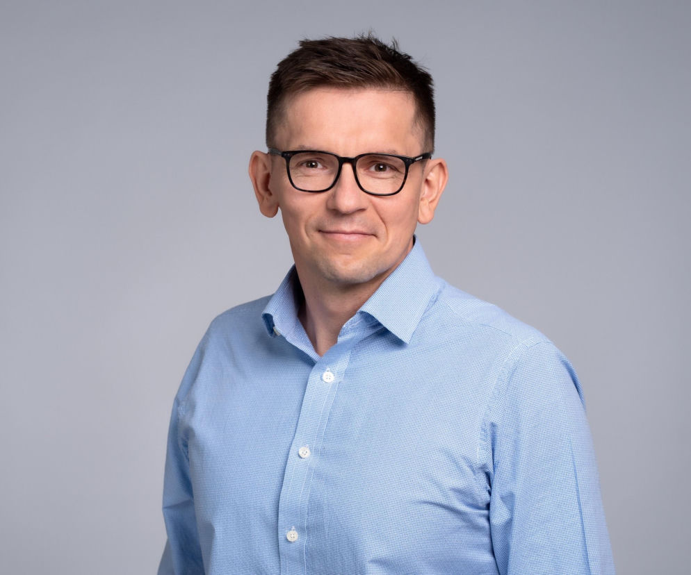 Łukasz Olbromski, nowy członek zarządu PLGBC, w niebieskiej koszuli i okularach. O zmianach przeczytasz na Muratordom.