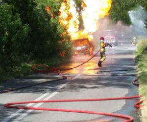 Lipa. Pożar auta pod Strykowem: przewoził ponad 100 butli gazowych. Zaczęły wybuchać, jedna po drugiej [FOTO]