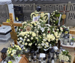 Grób Nikodema utonął w kwiatach