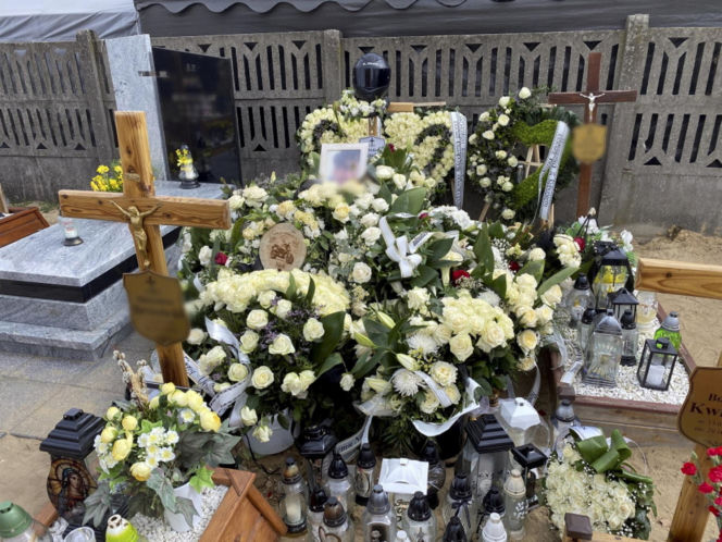 Grób Nikodema utonął w kwiatach