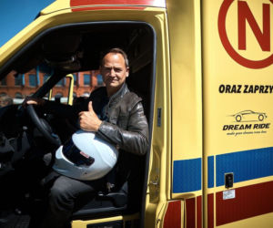 Stig z Top Gear podjechał pod łódzką Manufakturę... karetką. To pierwszy taki ambulans w Polsce!