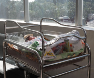 Zarzuty dla matki i jej partnera. Półtoraroczna dziewczynka w ciężkim stanie trafiła do szpitala