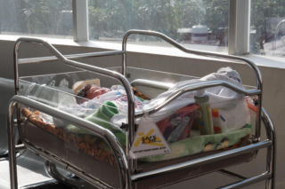 Zarzuty dla matki i jej partnera. Półtoraroczna dziewczynka w ciężkim stanie trafiła do szpitala