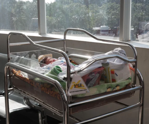 Maleńka dziewczynka w szpitalu. Zarzuty dla matki i jej partnera