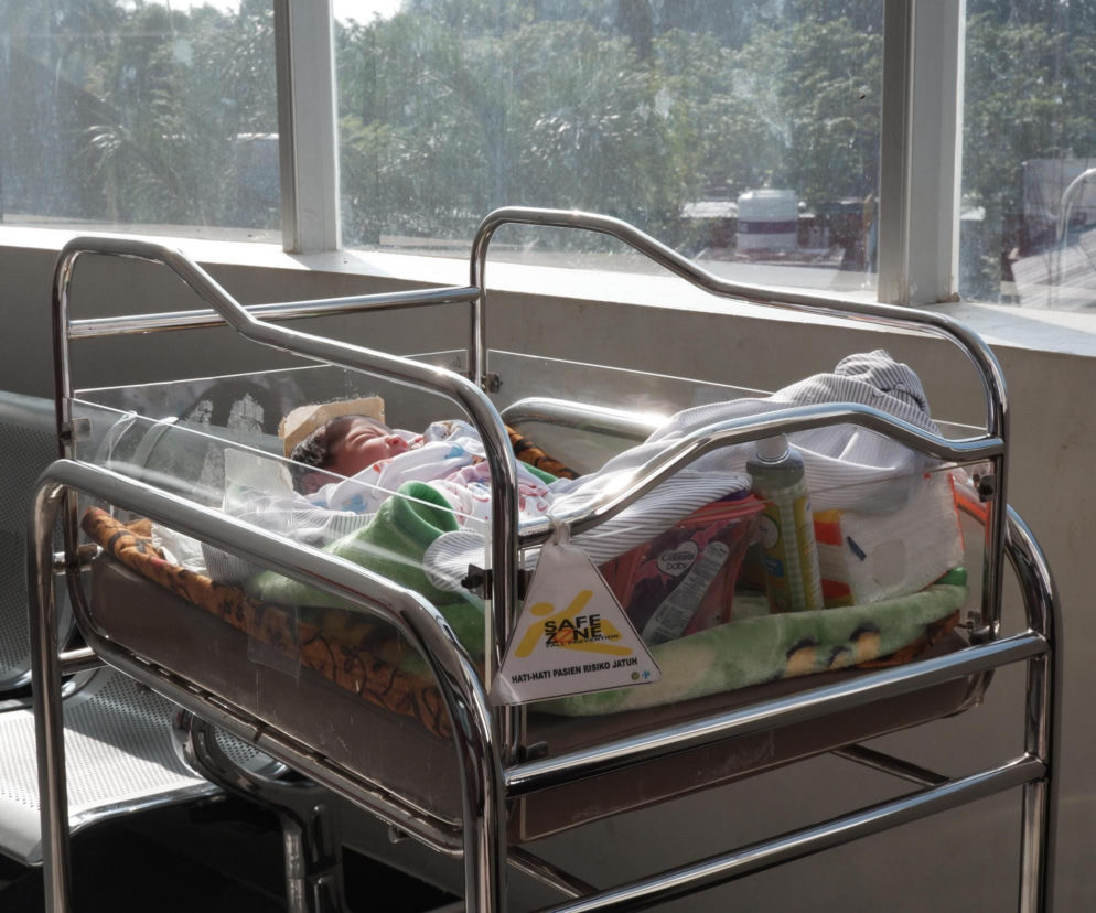 Zarzuty dla matki i jej partnera. Półtoraroczna dziewczynka w ciężkim stanie trafiła do szpitala