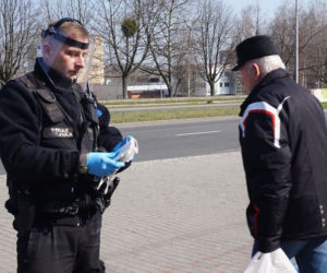 Zakrywanie twarzy OBOWIĄZKOWE! Na Śląsku strażnicy rozdają maski ZA DARMO