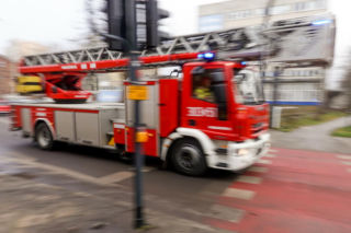Pożar w Sopocie. Ogień w garażu przy Łokietka. Ponad 80 osób ewakuowanych z budynku